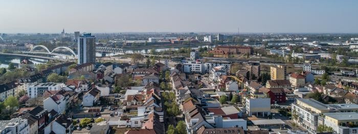 Umweltzone Straßburg Luftbild von der Kehler Innenstadt mit Europabrücke und Trambrücke, am Horizont ist das Straßburger Münster zu sehen. .