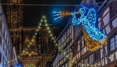 Weihnachtsmärkte 2025 Weihnachtsdekoration in Form von Engeln hängt vor dem Straßburger Münster