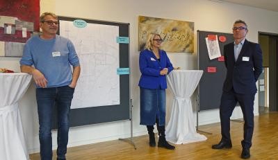 Unternehmerfrühstück (von links) Oberbürgermeister Wolfram Britz, Auenheims Ortsvorsteherin Sanja Tömmes und Wirtschaftsförderer Christoph Hodapp