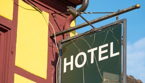 Bettensteuer Das Außenschild eines Hotels