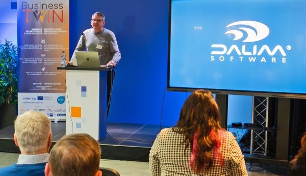 IHK-Unternehmerfrühstück Oberbürgermeister Wolfram Britz spricht vor Unternehmerinnen und Unternehmern.