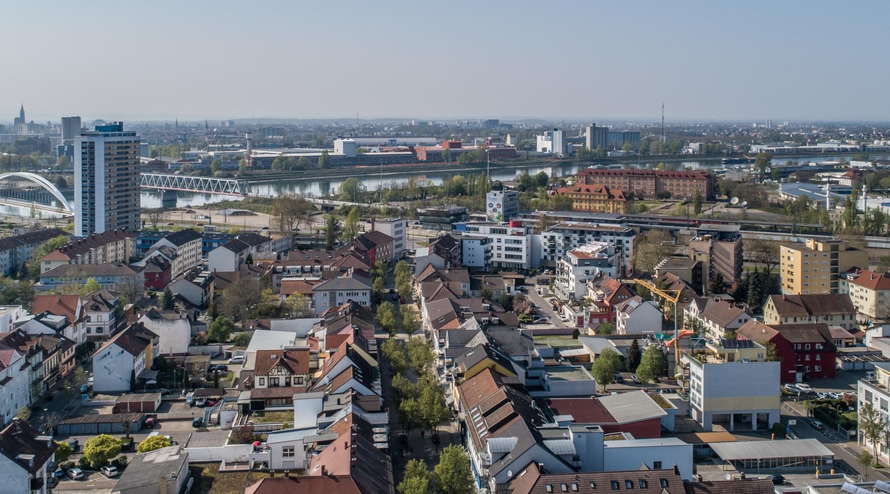 Luftbild von der Kehler Innenstadt mit Europabrücke und Trambrücke, am Horizont ist das Straßburger Münster zu sehen.      .