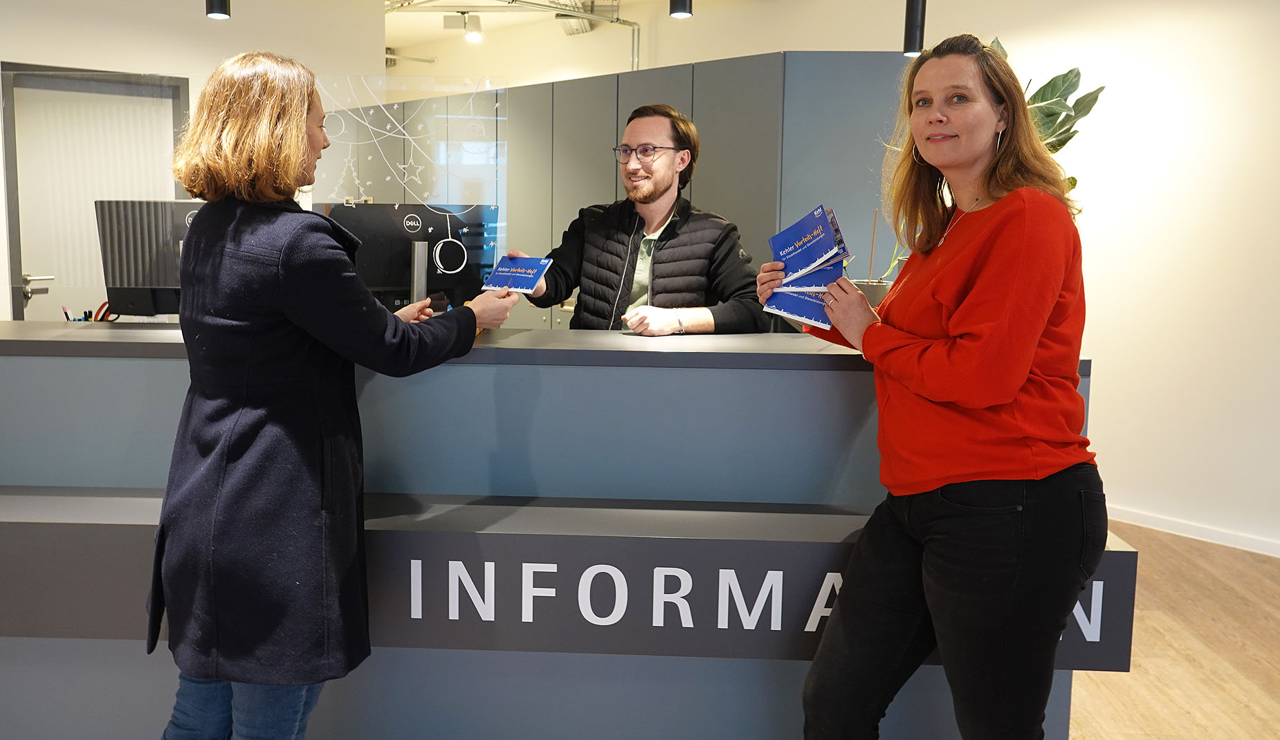 Eine Besucherin erhält im Bürgerservice eine Ausgabe des neuen Vorteilshefts.